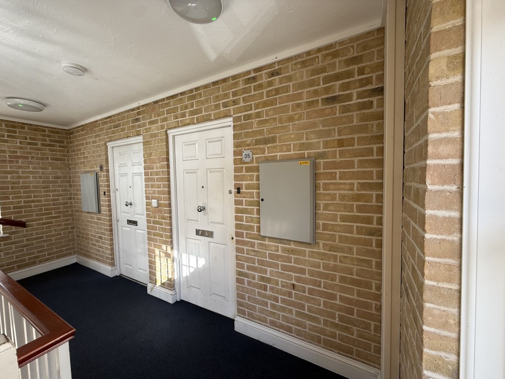 Lot: 36 - TWO-BEDROOM FIRST FLOOR FLAT FOR IMPROVEMENT - Shot showing private access to apartment